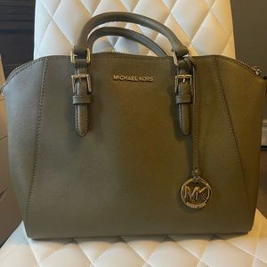 Olive Michael Kors Bag , good condition. Some pilling on handles